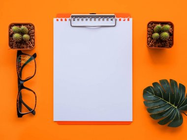 Tasarım düz görüntü çalışma masası ile ofis malzemeleri yatıyordu 