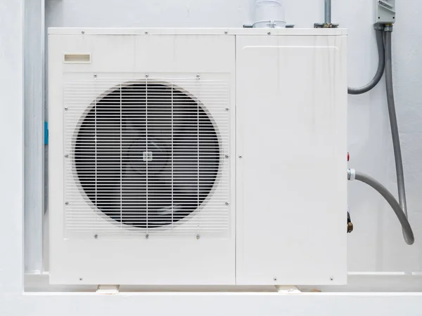 Nya air conditioner utomhusenheter utanför byggnaden — Stockfoto