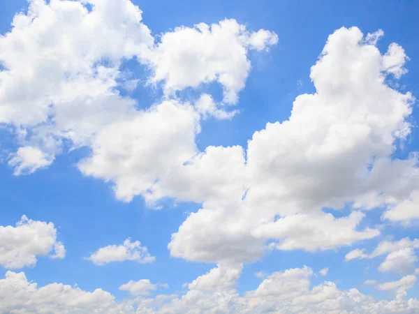 Blauwe lucht met wolkenachtergrond — Stockfoto