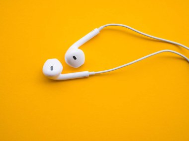 sarı arka plan üzerinde kulaklık