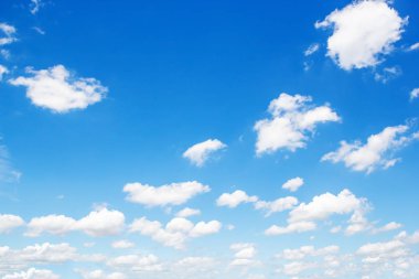 Mavi gökyüzü arkaplanlı bulutlar.