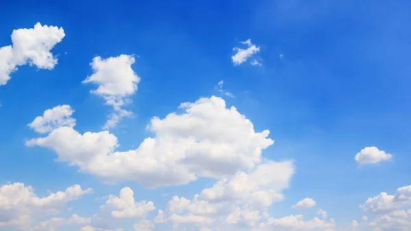 Wolken met blauwe lucht achtergrond. — Stockfoto