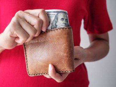 M-cüzdan ve Doları para ile kadın el kadar kapatın