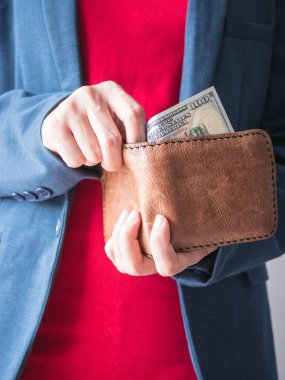 M-cüzdan ve Doları para ile adam el kadar kapatın