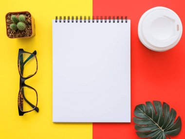 Tasarım düz görüntü çalışma masası ile ofis malzemeleri sarı ve kırmızı yatıyordu