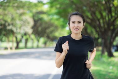 Doğada koşan genç bir kadın