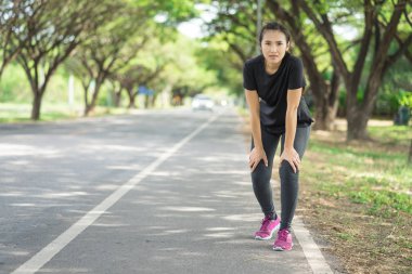 Sporcu kadın dinlenmek için çalışan durdu