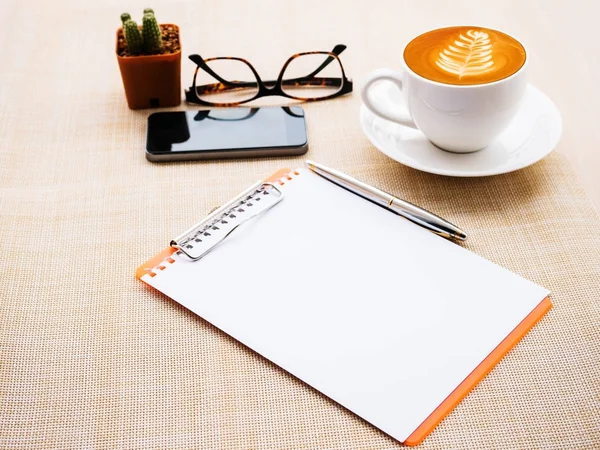 Tasarım düz görüntü çalışma masası ile ofis malzemeleri yatıyordu 