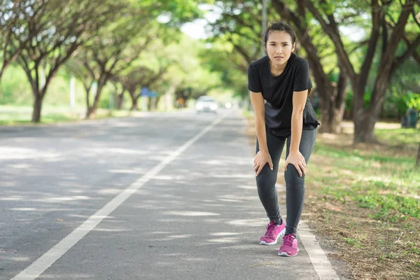 Sporcu kadın dinlenmek için çalışan durdu