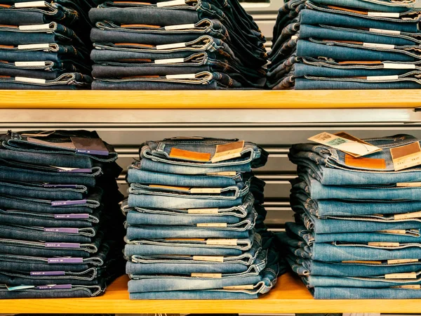 Jeans messo sullo scaffale per la vendita — Foto Stock