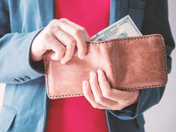 M-cüzdan ve Doları para ile adam el kadar kapatın