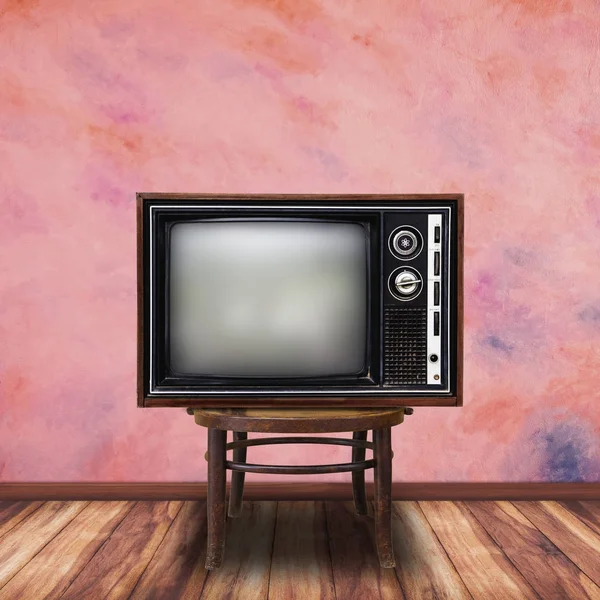 Televisión antigua en silla de madera en el fondo de la habitación vintage . — Foto de Stock