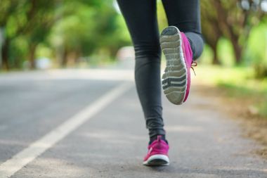 Atlet runner ayak yol closeup ayakkabıları üzerinde çalışan
