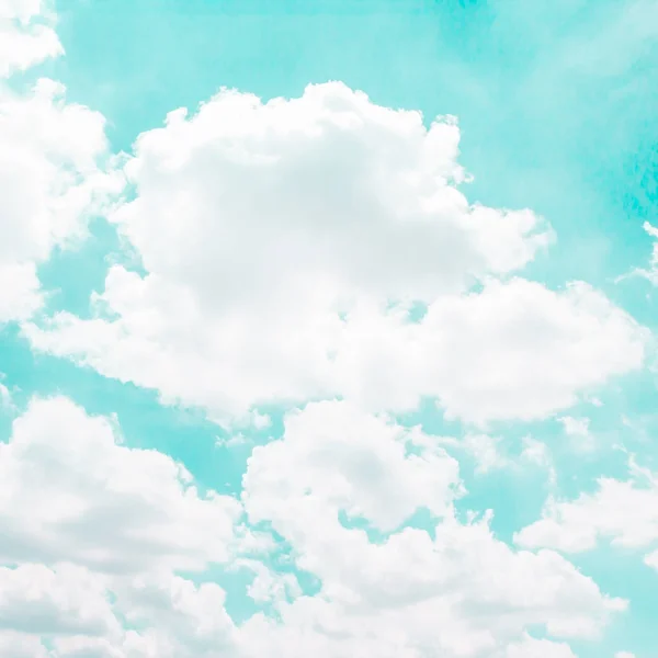 Nuvole con sfondo cielo blu. — Foto Stock