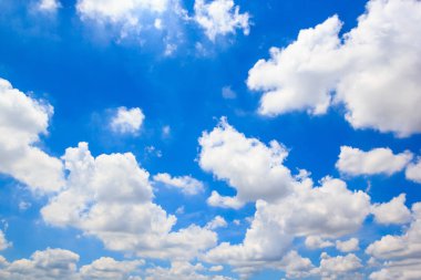 Mavi gökyüzü arkaplanlı bulutlar.