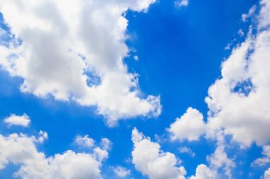 Mavi gökyüzü arkaplanlı bulutlar.