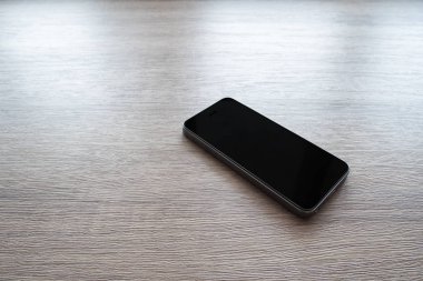 Ahşap masa akıllı telefon