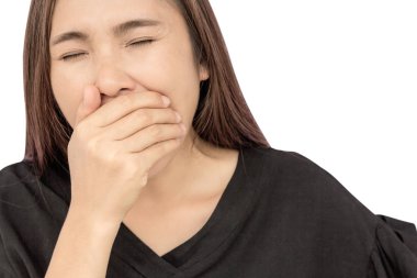 Beyaz arka plan üzerinde esneme güzel genç kadın