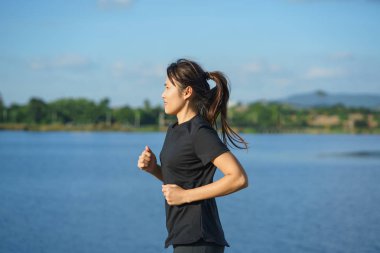 Doğada koşan genç bir kadın