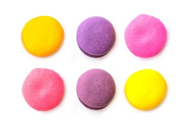 Beyaz arka plan üzerinde renkli acıbadem kurabiyesi