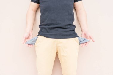 Adam boş ceplerini gösteriyor.