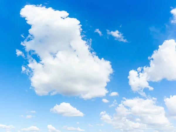 Wolken met blauwe lucht achtergrond. — Stockfoto