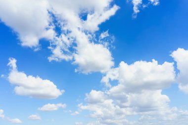 Mavi gökyüzü arkaplanlı bulutlar.