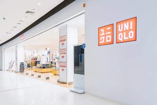 Uniqlo Co., Ltd. is een ontwerper, vervaardiging van Japanse vrijetijdskleding — Stockfoto