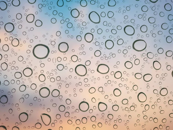 Dešťové kapky vody na pozadí skla okna — Stock fotografie