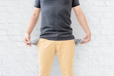 Adam boş ceplerini gösteriyor.