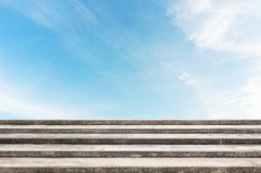 taş ya da gökyüzü ile eski beton merdiven