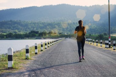 Doğada koşan genç bir kadın