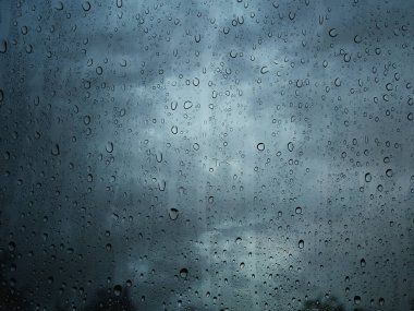 Yağmur su damlası pencere cam zemin üzerine