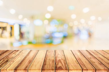 Boş ahşap masa ile alışveriş arka plan bulanıklık.