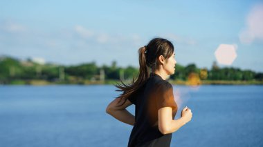 Doğada koşan genç bir kadın