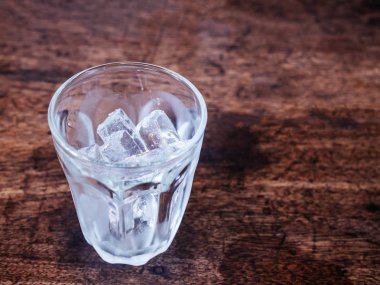 buz küplerinde cam ahşap masa arka plan üzerinde.