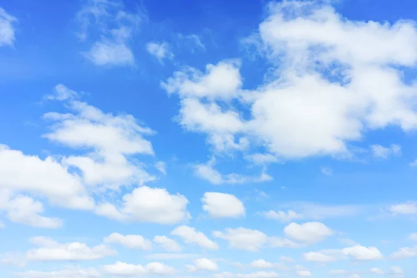 Wolken met blauwe lucht achtergrond. — Stockfoto