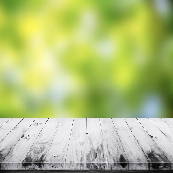 Lege oude houten tafel met groene bokeh achtergrond. — Stockfoto