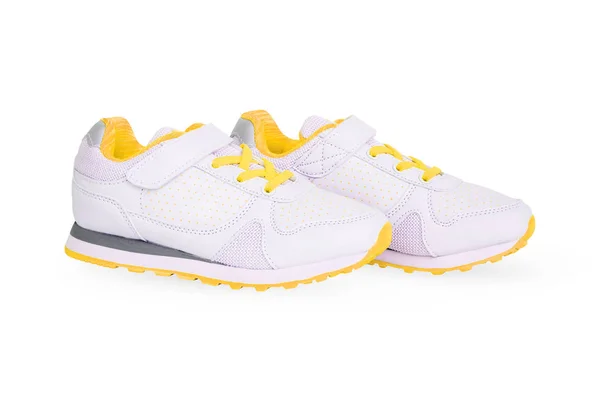 Paire de chaussures de sport jaunes sur fond blanc — Photo