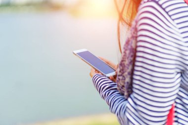 Akıllı telefon kullanan kadın.