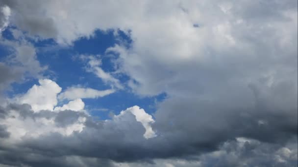 Zeitraffer Regenwolken Fliegen Über Einen Königsblauen Himmel — Stockvideo
