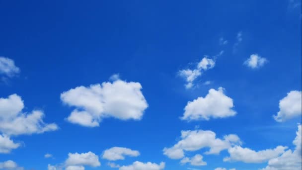 時間経過は 雨雲は ロイヤル ブルーの空を横切ってのフライします — ストック動画
