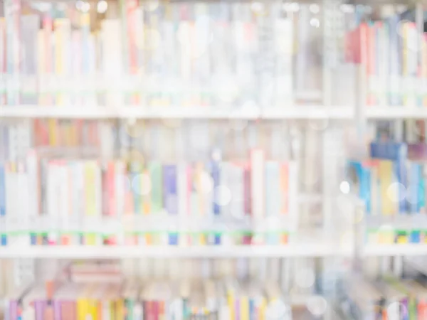 Beeld van vele boeken op de boekenplank in bibliotheek achtergrond wazig. — Stockfoto