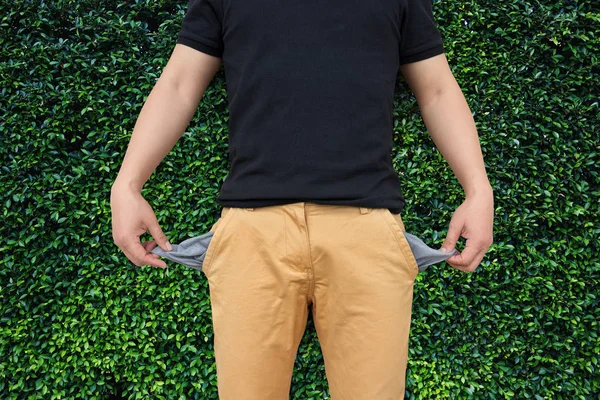 Muž ukazující prázdné kapsy — Stock fotografie