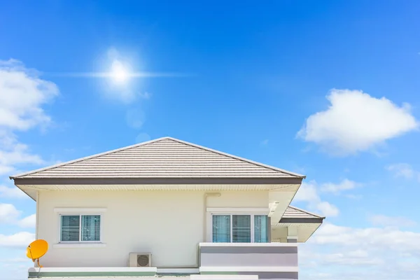 青い空を背景にホームの新しい屋根 — ストック写真