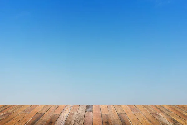 Prázdné dřevěné podlahy s pozadí modré oblohy. — Stock fotografie