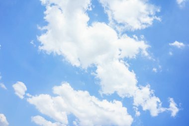 Mavi gökyüzü arkaplanlı bulutlar.