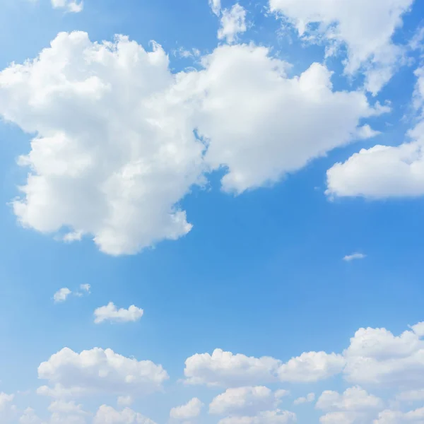 Wolken met blauwe lucht achtergrond. — Stockfoto