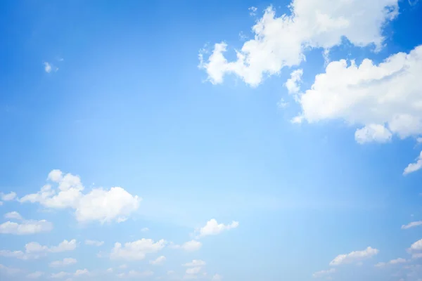 Wolken met blauwe lucht achtergrond. — Stockfoto