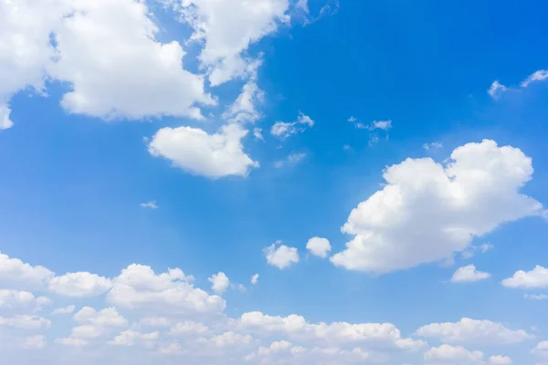 Wolken met blauwe lucht achtergrond. — Stockfoto